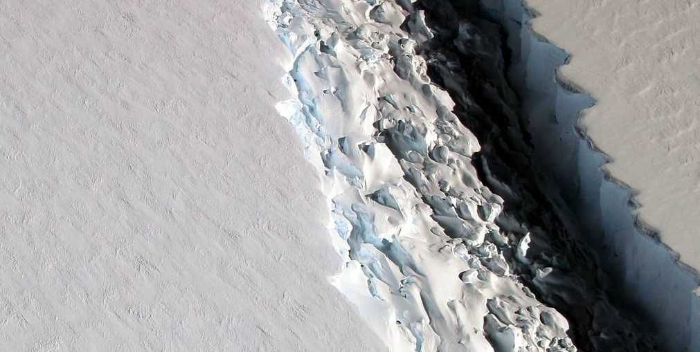 Powerful crack in Antarctic glacier